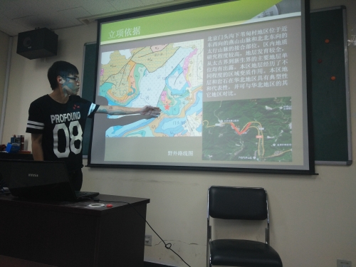 项目负责人正在答辩