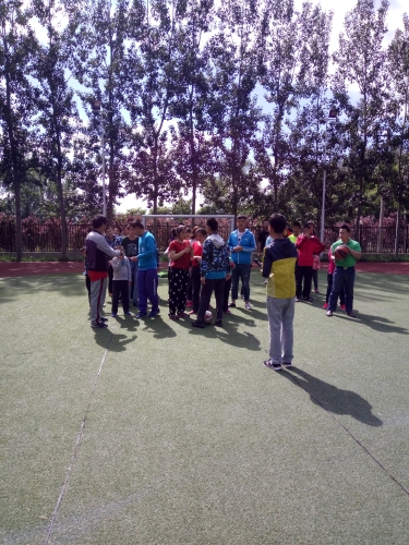 志愿者和孩子们一起做游戏