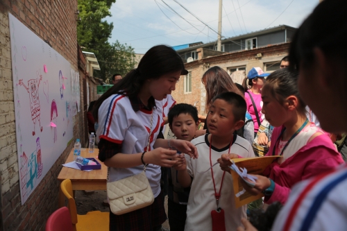 志愿者带领学生活动