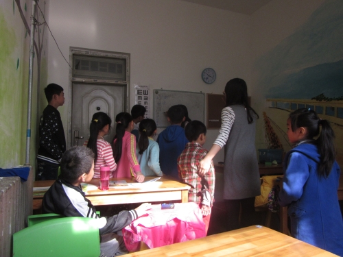 志愿者在给学生辅导