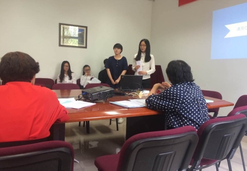 同学回答老师提问