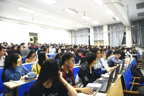 认真听的同学们