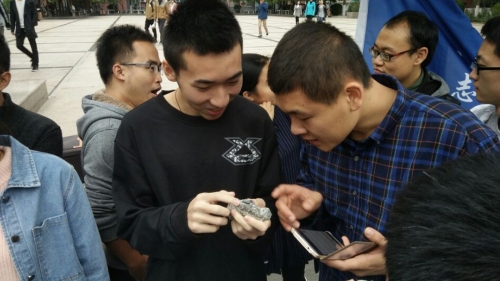 同学讨论岩石标本