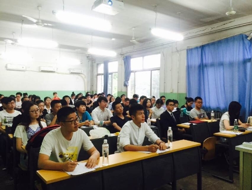 评委与观众认真倾听