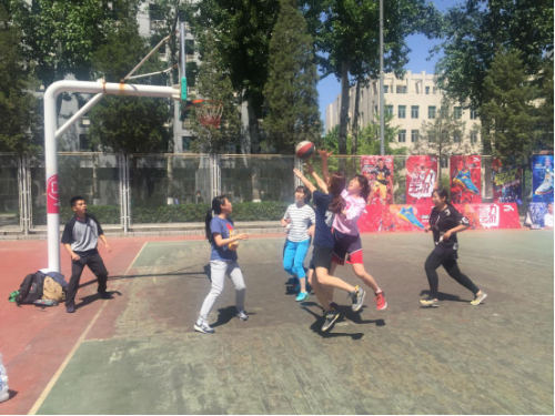 女篮队员飒爽英姿