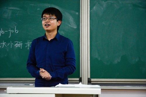 研会主席朱阁发言