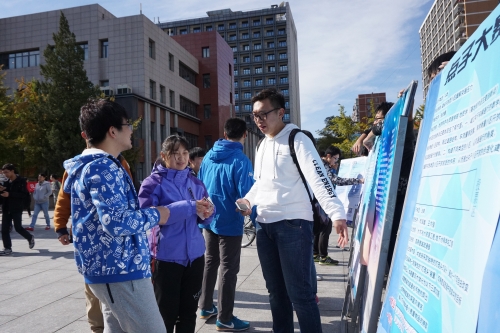 科协人员向同学介绍点子