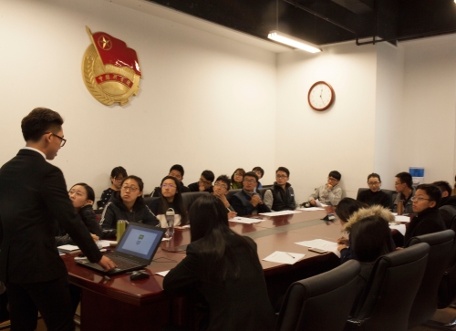 评委听取覃明杰同学的答辩