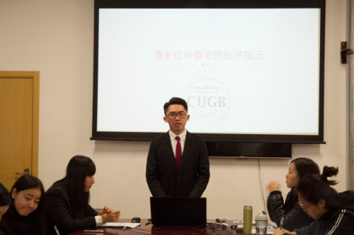 覃明杰同学接受评委提问