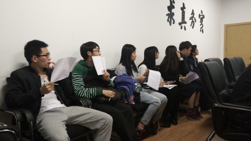 评委认真聆听答辩