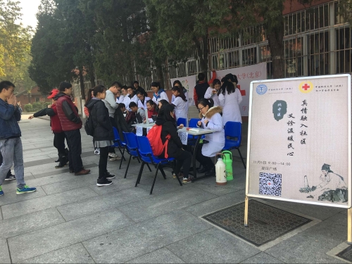 义诊现场热闹的场面