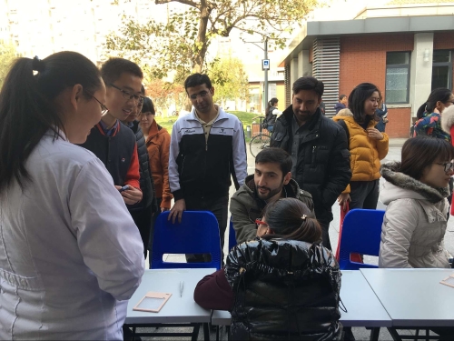 留学生也体验着义诊