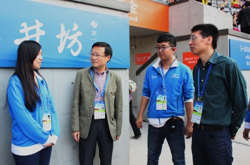 刘书记（左二）与佟书记（右一）慰问志愿者