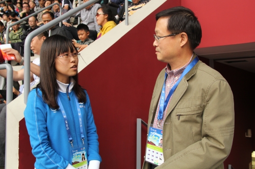 刘书记与工作在一线的志愿者交谈