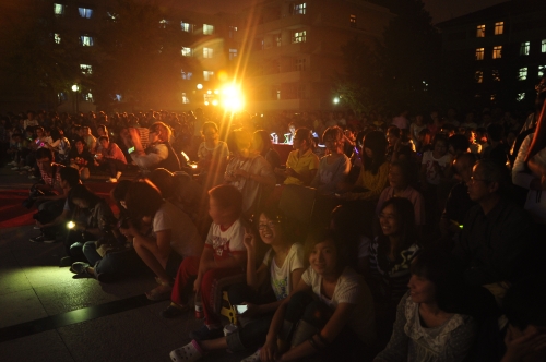 现场火爆的观众