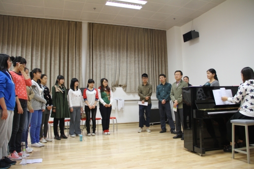 刘书记（右三）观看合唱团集训