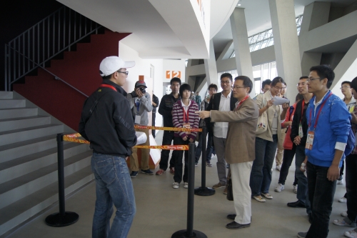 刘书记看望工作岗位上的志愿者