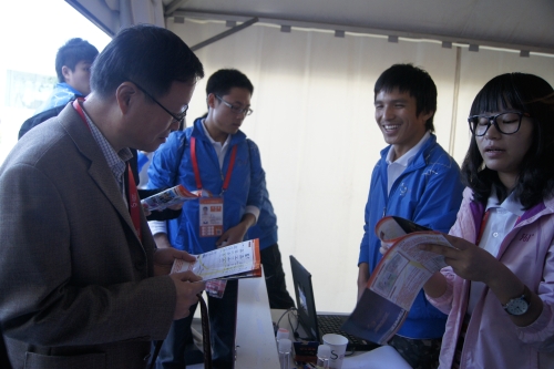 志愿者为刘书记讲解志愿服务内容