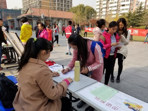 志愿者在填写报名表