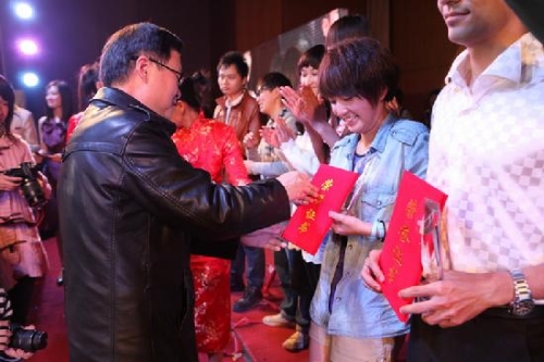 刘书记为获奖选手颁奖