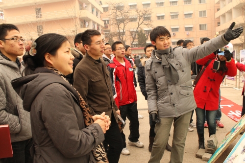 志愿者为佟书记介绍志愿活动