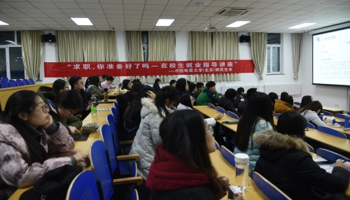 学生在认真听讲