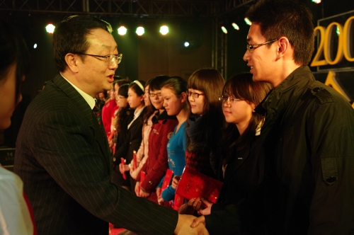 校党委书记王鸿冰为获奖学生代表颁奖