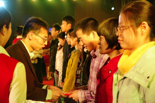 校团委副书记佟拓为获奖学生代表颁奖