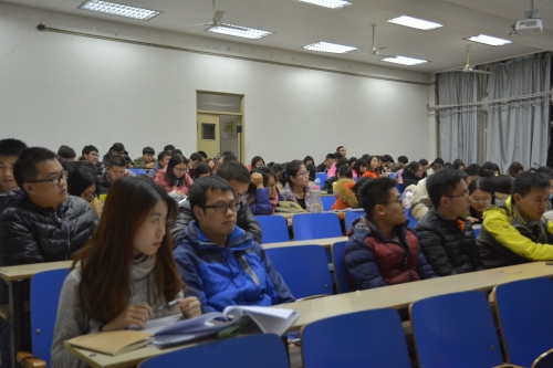 在记笔记的听众