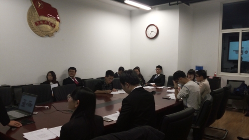 认真听答辩的评委