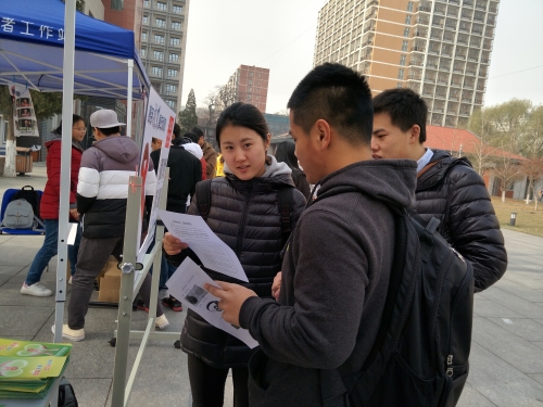 热情讲解的工作人员