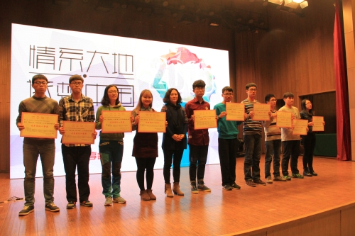 沙淑清部长为获奖学生代表颁奖