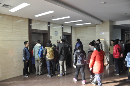 志愿者组织引导营员前往博物馆