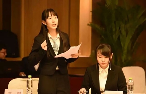 辩手激烈陈词。