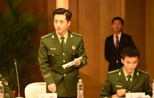 国防生陈述观点。