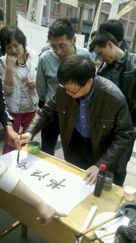 刘书记现场题字