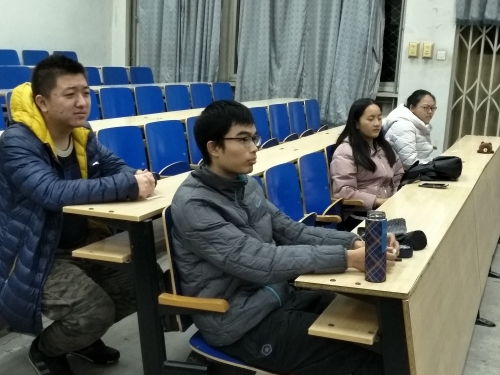 认真听题的参赛选手