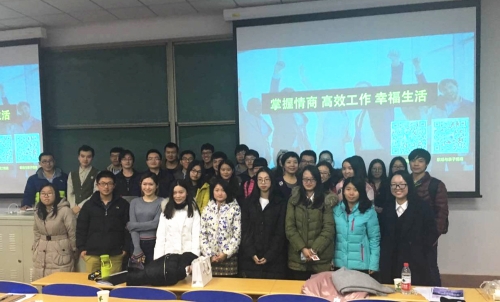 何小英老师与同学们合影