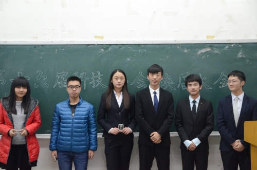 为前部长颁发礼物