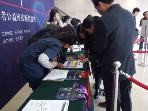 签到岗位的志愿者在工作