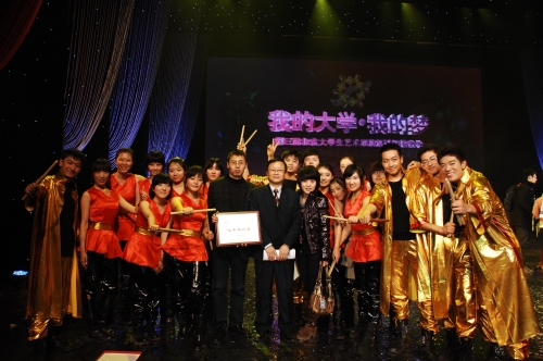 颁奖晚会后刘志方书记与我校打击乐团团员亲切合影