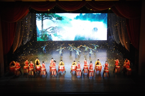 颁奖晚会上我校打击乐团与北京体育大学舞蹈团压轴演出《中国龙》