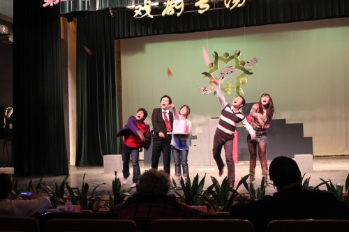 我校话剧团参演作品《拯救绝望》