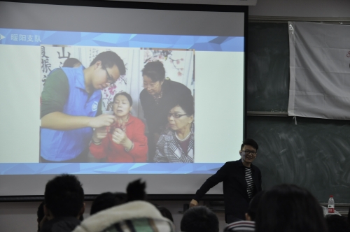 暖阳支队队长马牧天向大家介绍暖阳支队