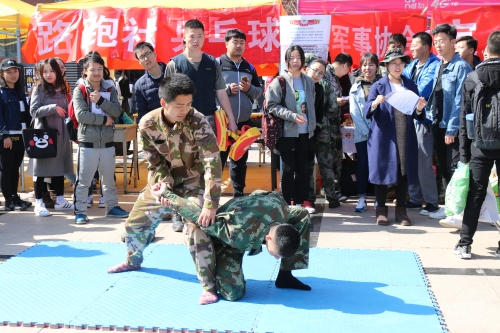 军事协会正在展示格斗技巧