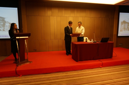 工作人员向万教授赠与礼物