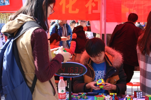 魔方协会吸引同学驻足观赏