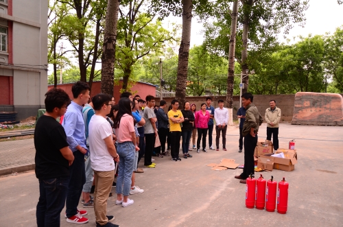 同学们认真听讲