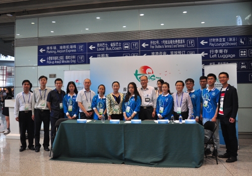 领导和志愿者们的合影