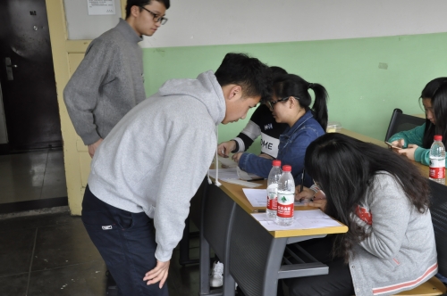 面试者在候场区签到